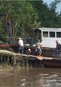 Sóc Trăng: Cấm phà, người dân qua sông Hậu bằng thuyền máy