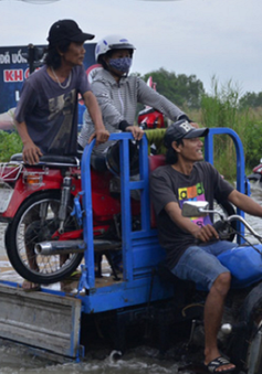 TP.HCM: Những chuyến xe tình nguyện chở người qua vùng ngập