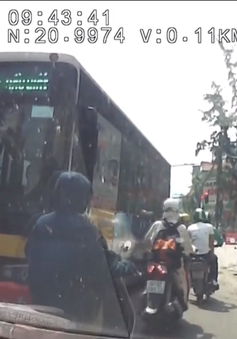 Xe bus đi lấn làn gây ùn tắc giao thông tại Hà Nội