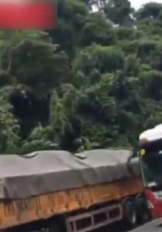 Xe khách lấn làn kinh hoàng suýt gây tai nạn trên đèo Bảo Lộc
