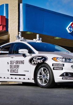 Xe tự lái Ford giao pizza Domino cho khách