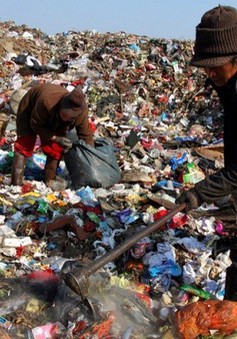 Trung Quốc ngừng nhập khẩu rác: Anh chật vật tìm kiếm thị trường