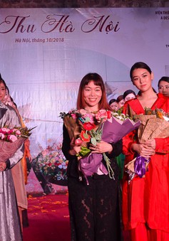 Trình diễn thời trang "Sắc thu Hà Nội" tại phố bích họa Phùng Hưng