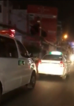 Taxi "thản nhiên" chặn đường xe cứu thương đang làm nhiệm vụ