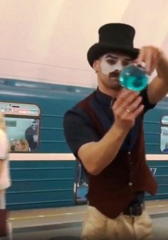 Biểu diễn tung hứng ở ga tàu điện ngầm