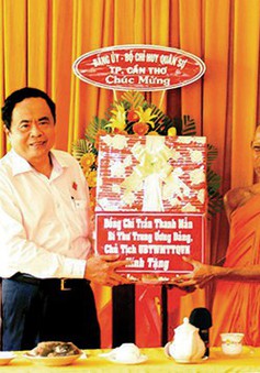 Đồng chí Trần Thanh Mẫn thăm và tặng quà bà con Khmer nhân lễ Sene Dolta
