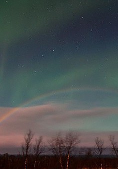 Cực quang và cầu vồng mặt trăng “siêu hiếm” cùng lúc xuất hiện tại Thụy Điển