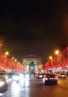 Paris (Pháp) thắp sáng đại lộ Champs Élysées chào Giáng sinh