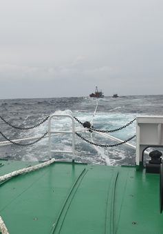 Tàu KN 364 cứu nạn ngư dân 02 tàu cá QNg 98122TS và QNg 98130TS