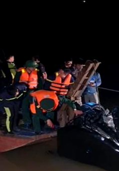 Trục vớt ô tô Mercedes lao từ cầu Chương Dương xuống sông Hồng, trong xe có 2 thi thể