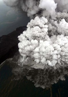 Indonesia: Núi lửa Anak Krakatau tiếp tục phun trào