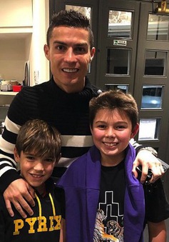 C.Ronaldo gây bất ngờ khi tươi cười chụp ảnh cùng con trai Buffon