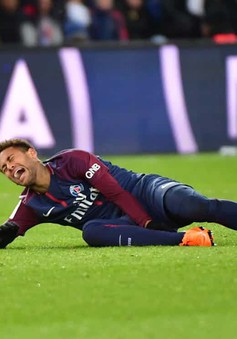 Neymar bật khóc, rời sân bằng cáng cứu thương