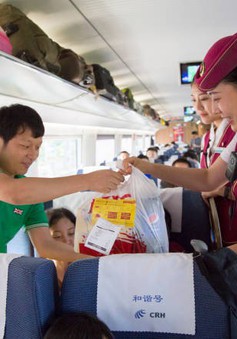 Trung Quốc triển khai dịch vụ giao đồ ăn trên tàu cao tốc