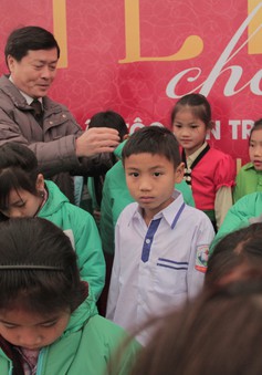 Trao tặng 350 áo ấm đến các em học sinh dân tộc tỉnh Lai Châu
