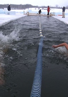1.500 vận động viên tranh tài bơi lội trong nước lạnh dưới 0 độ C ở Estonia