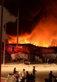 Hà Nội: Cháy lớn ở làng nghề Tân Triều, cột khối bốc cao hàng trăm mét