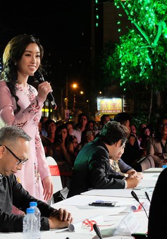 Hoa hậu Đỗ Mỹ Linh nổi bật với áo dài “hoa bướm” trên ghế giám khảo