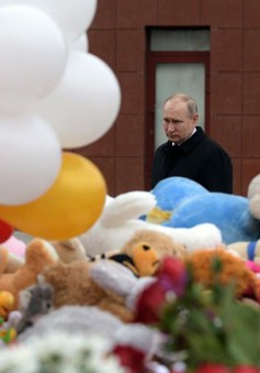 Thả bong bóng trắng tưởng niệm nạn nhân vụ hỏa hoạn tại Nga