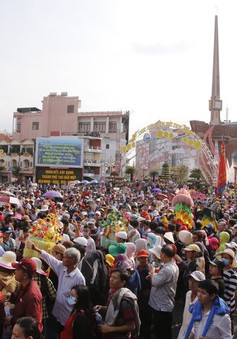 Hàng nghìn người về tham dự Lễ hội Chùa Bà Thiên Hậu, Bình Dương