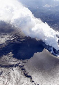 Núi lửa Shinmoedake (Nhật Bản) phun trào