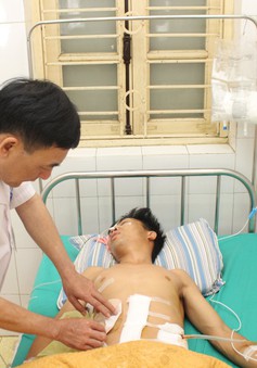 Một giờ sinh tử cứu bệnh nhân người Lào bị bắn vào ngực