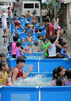 Thú vị "bữa tiệc" nước trên đường phố tại Philippines