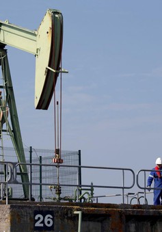Giá dầu thế giới giảm hơn 1 USD/thùng