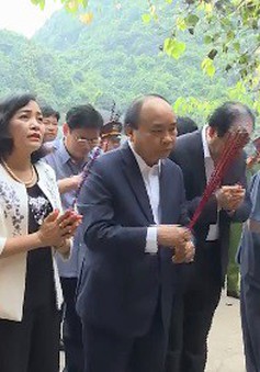 Thủ tướng dâng hương và trồng cây lưu niệm tại Tràng An