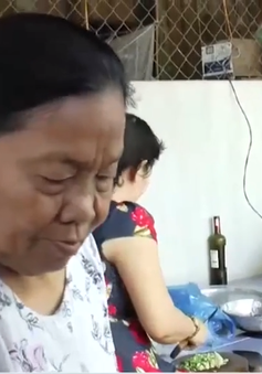 Người phụ nữ 30 năm nấu ăn thiện nguyện cho đội cầu đường