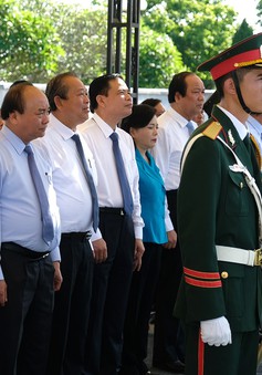 Thủ tướng dâng hương tưởng nhớ các liệt sĩ