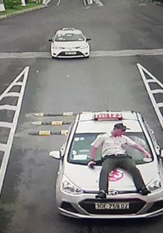 Hà Nội: Tạm giữ tài xế taxi hất nhân viên an ninh sân bay lên nắp capo