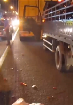 Bị mô tô phân khối lớn tông văng vào gầm xe container, 1 người chết thảm