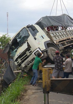 Phú Yên: Xe tải đâm vào nhà dân làm 1 người bị thương, nhiều tài sản hư hỏng