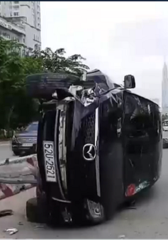Bị xe bus "cắt đầu", ô tô 7 chỗ lật nhào trên xa lộ Hà Nội