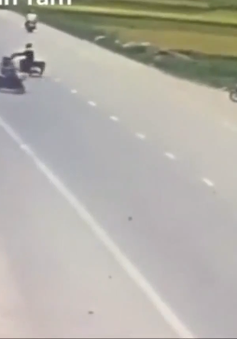 Sang đường bất cẩn gây tai nạn, hai xe máy ngã văng ra đường