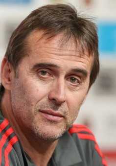 HLV Lopetegui được học trò "tâng lên mây"