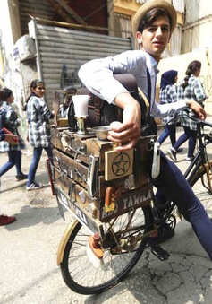 Tiệm cắt tóc di động trên xe đạp tại Beirut, Lebanon