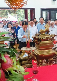 Dâng hương tưởng niệm cố Thủ tướng Võ Văn Kiệt