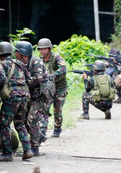 Quân đội Philippines giao tranh với tàn quân IS