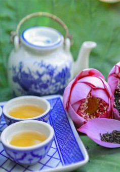 Bạn bè quốc tế nói gì về trà sen Hà Nội?