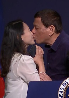 Tổng thống Philippines gây tranh cãi với hành động hôn môi nữ khán giả