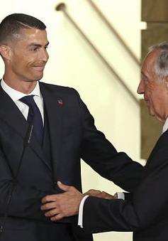 Ronaldo bảnh bao diện kiến Tổng thống Bồ Đào Nha trước thềm World Cup 2018