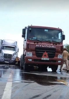 Tai nạn giao thông liên hoàn giữa 3 xe container tại Bình Thuận
