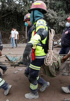 Tạm dừng công tác cứu hộ nạn nhân vụ núi lửa phun trào ở Guatemala