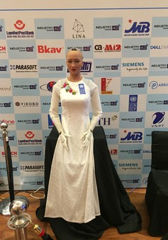 Công dân robot đầu tiên trên thế giới Sophia mặc áo dài Việt Nam