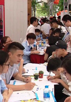 Hàng nghìn thí sinh tham gia ngày hội tư vấn xét tuyển Đại học, Cao đẳng 2018 tại Hà Nội
