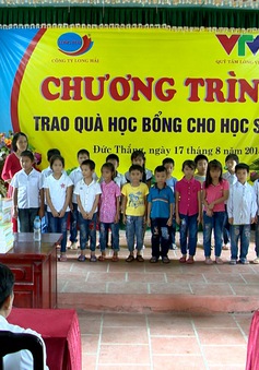 Trao học bổng cho học sinh nghèo tỉnh Hưng Yên trước thềm năm học mới