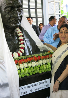 Bộ trưởng Sushma Swaraj khánh thành tượng Mahatma Gandhi ở ĐSQ Ấn Độ tại Hà Nội