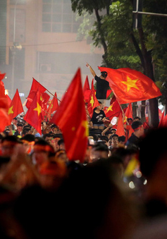 Hà Nội lại có một đêm không ngủ, rợp cờ đỏ sao vàng với niềm tự hào dân tộc